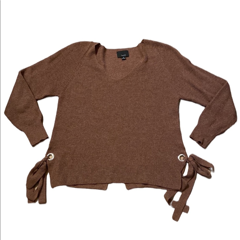 LUMIERE V-neck light sweater with grommet tie accents